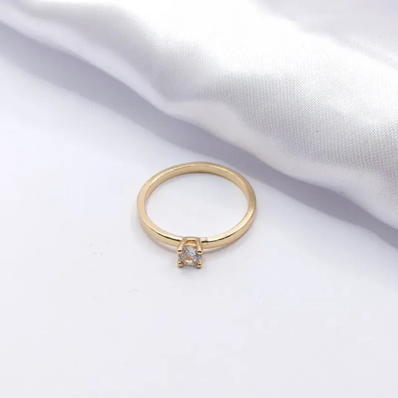 ANEL DOURADO SOLITÁRIO LISO COM PONTO DE LUZ CRISTAL