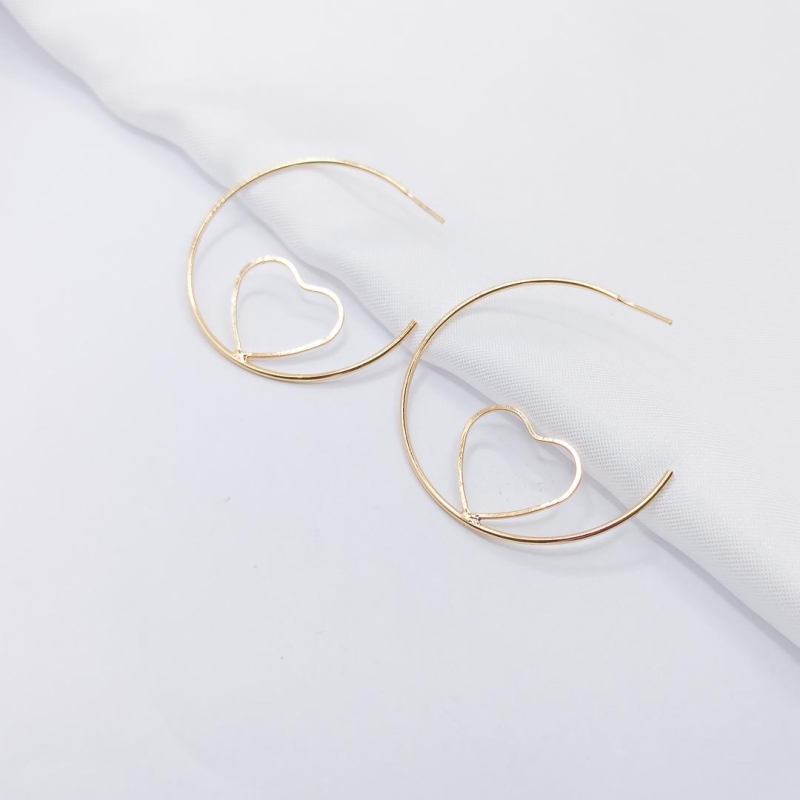 BRINCO DOURADO ARGOLA COM CORAÇÃO