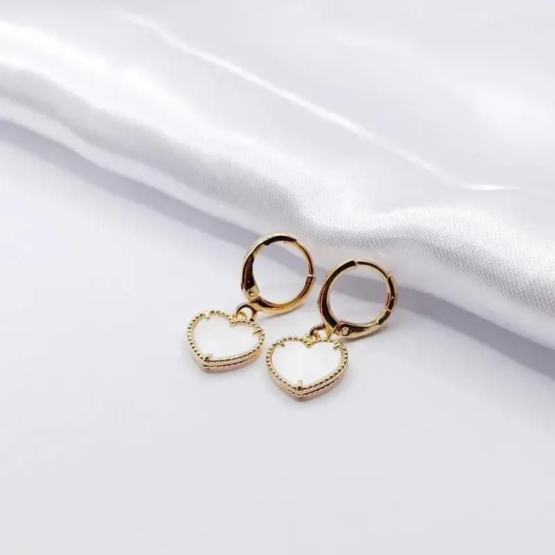 BRINCO DOURADO ARGOLINHA COM CORAÇÃO MADREPÉROLA