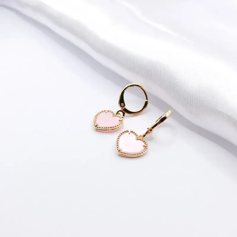 BRINCO DOURADO ARGOLINHA COM CORAÇÃO MADRE PÉROLA ROSA