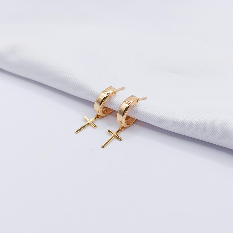 BRINCO DOURADO ARGOLINHA COM CRUZ LISA
