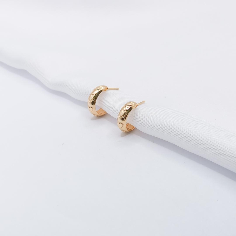 BRINCO DOURADO ARGOLINHA COM TIMBRE CORAÇÃO