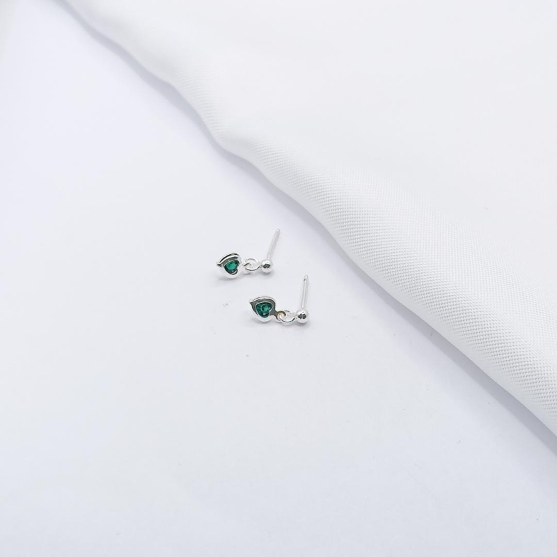 BRINCO PRATA BOLINHA COM MINI CORAÇÃO VERDE