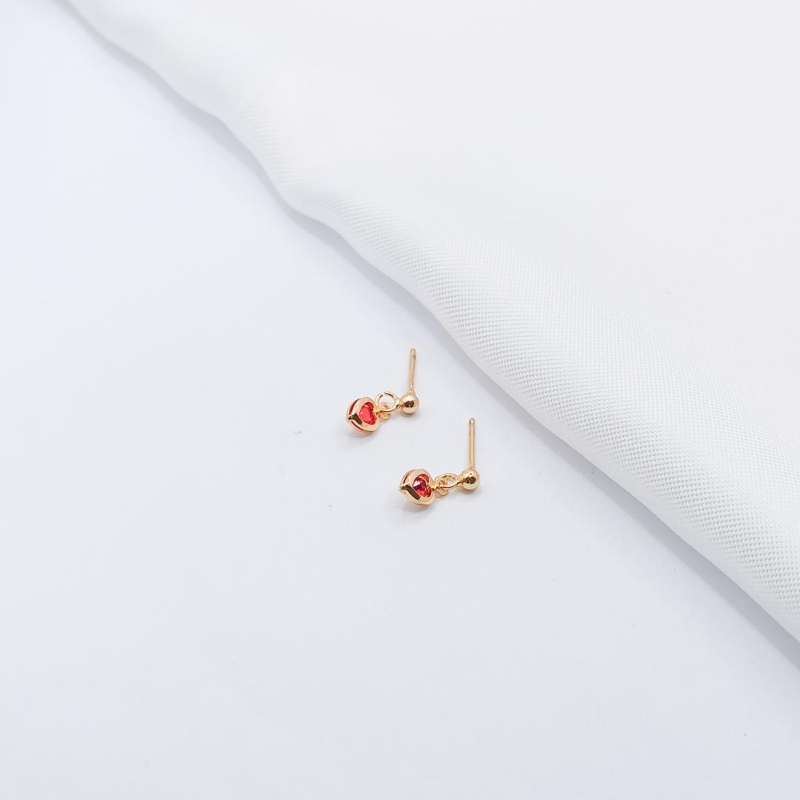 BRINCO DOURADO BOLINHA COM MINI CORAÇÃO VERMELHO