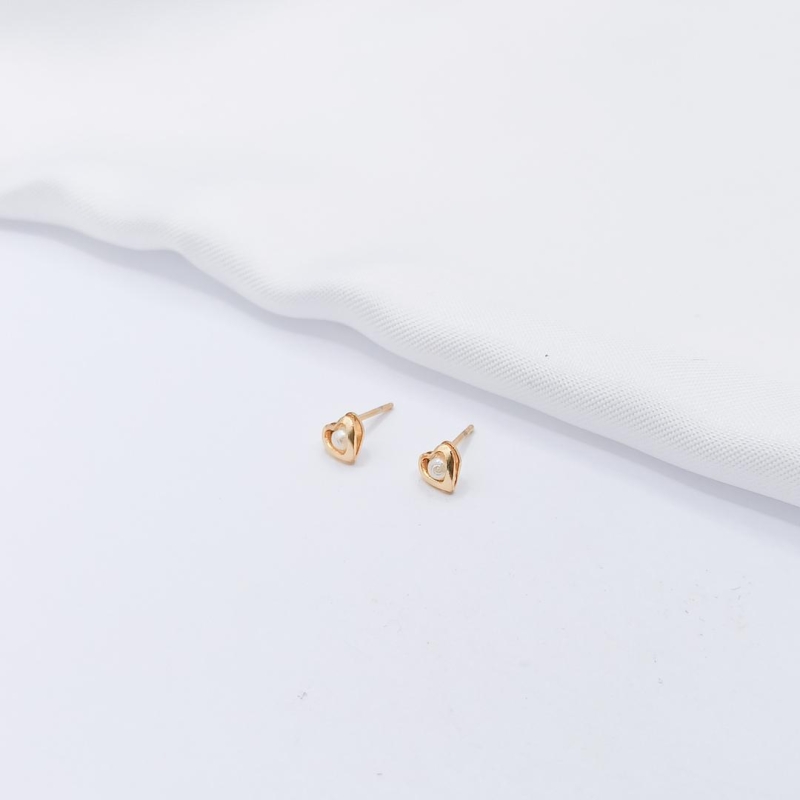 BRINCO DOURADO CORAÇÃO COM PÉROLA