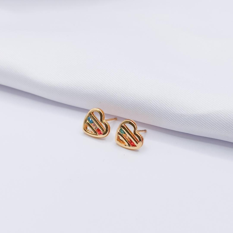 BRINCO DOURADO CORAÇÃO VAZADO COM ZIRCÔNIA COLORIDA