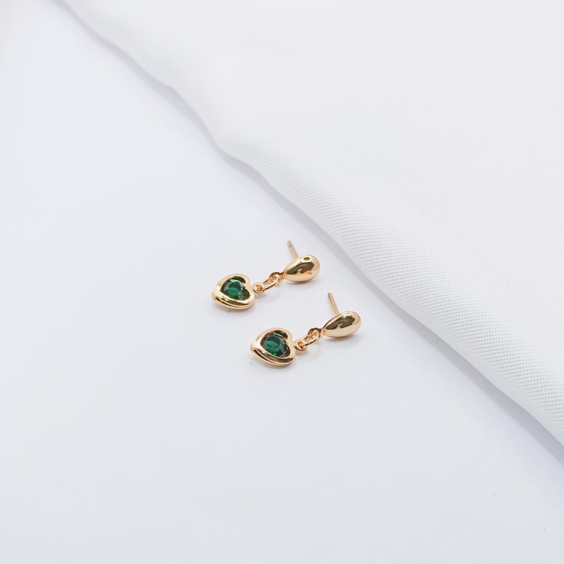 BRINCO DOURADO CORAÇÃO ZIRCÔNIA VERDE M