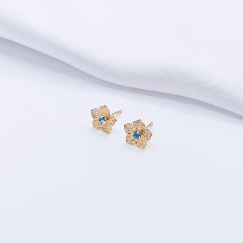 BRINCO DOURADO FLOR COM PONTO DE LUZ AZUL P
