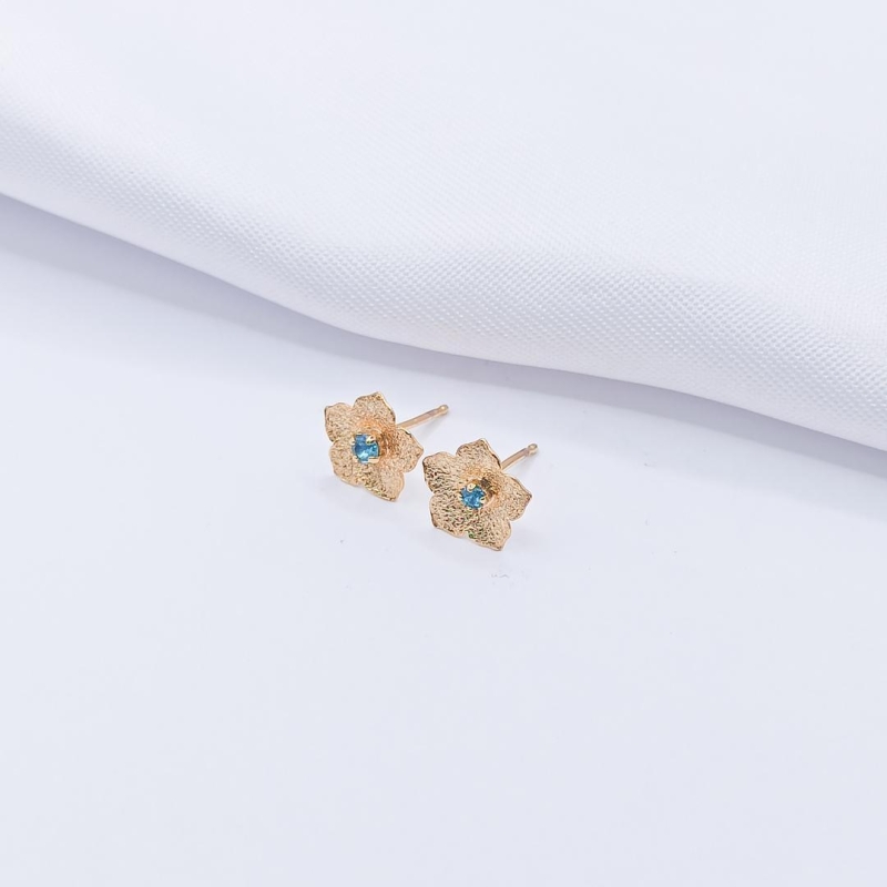 BRINCO DOURADO FLOR COM PONTO DE LUZ AZUL CLARO P