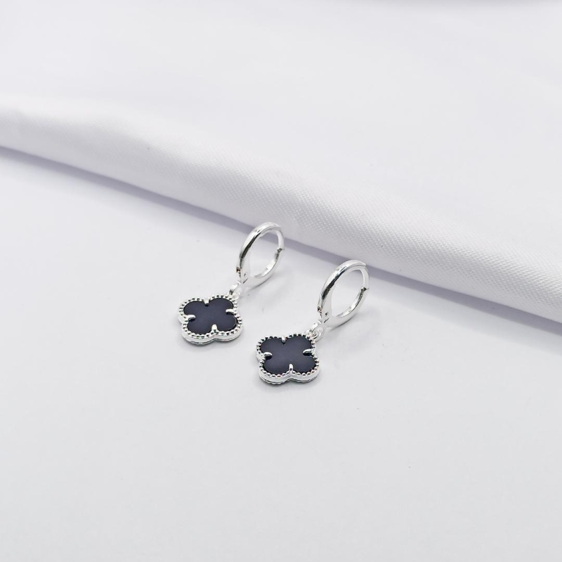 BRINCO PRATA ARGOLINHA CLICK INSPIRAÇÃO TREVO VAN CLEFF BLACK