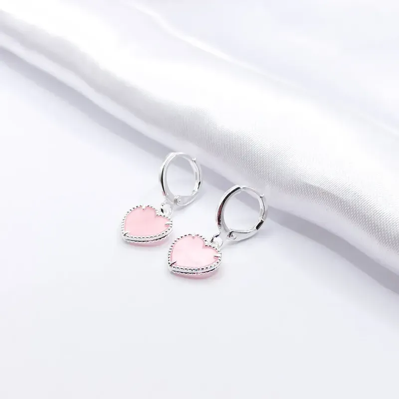 BRINCO PRATA ARGOLINHA COM CORAÇÃO MADRE PÉROLA ROSA