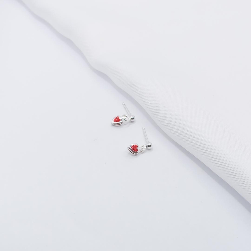 BRINCO PRATA BOLINHA COM MINI CORAÇÃO VERMELHO
