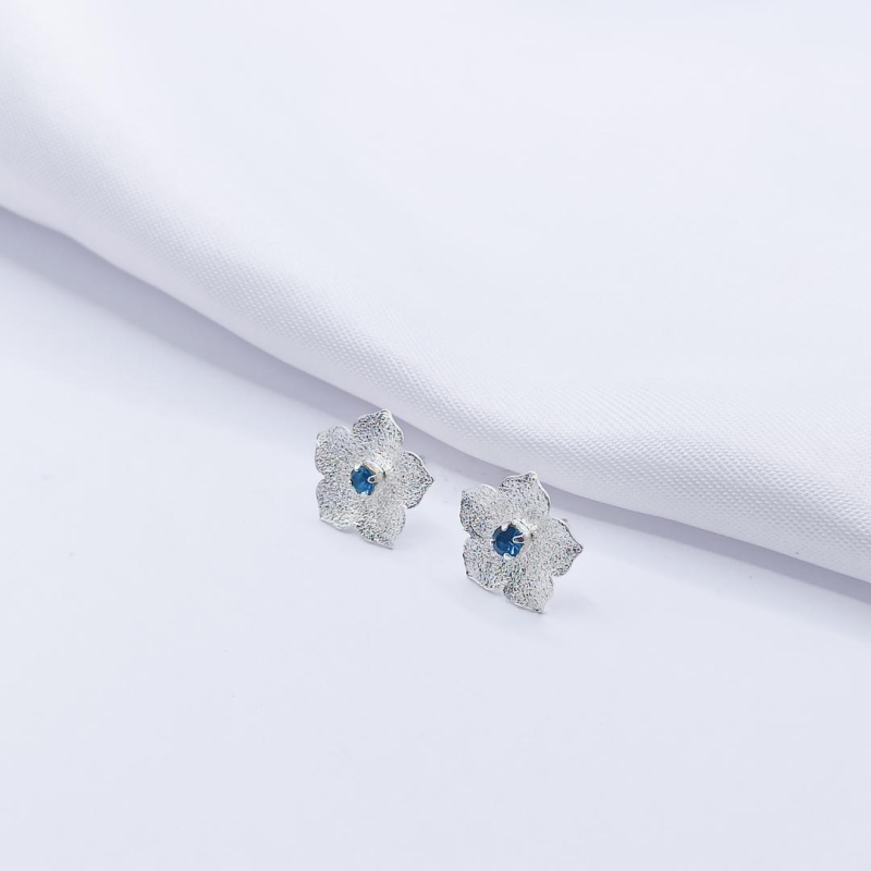 BRINCO PRATA FLOR COM PONTO DE LUZ AZUL G