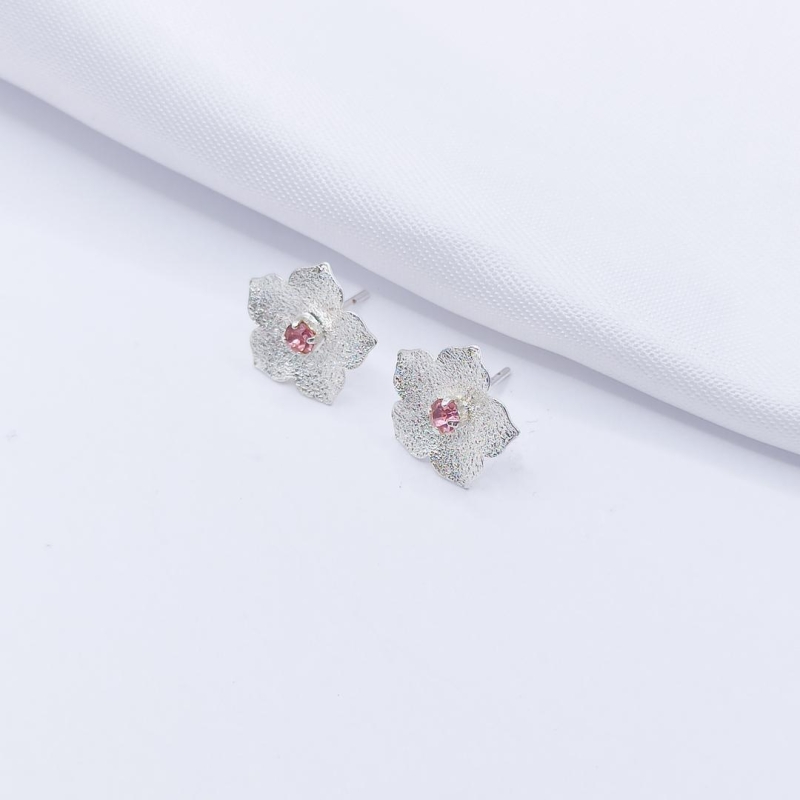 BRINCO PRATA FLOR COM PONTO DE LUZ ROSA G