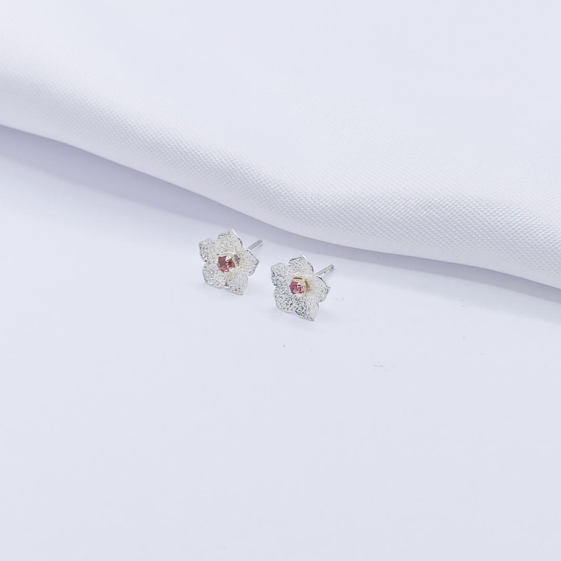 BRINCO PRATA FLOR COM PONTO DE LUZ ROSA P