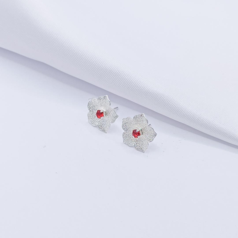 BRINCO PRATA FLOR COM PONTO DE LUZ VERMELHO G