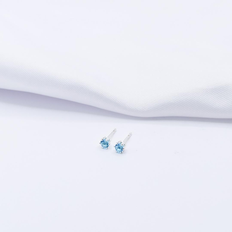 BRINCO PRATA PONTO DE LUZ AZUL CLARO 4MM