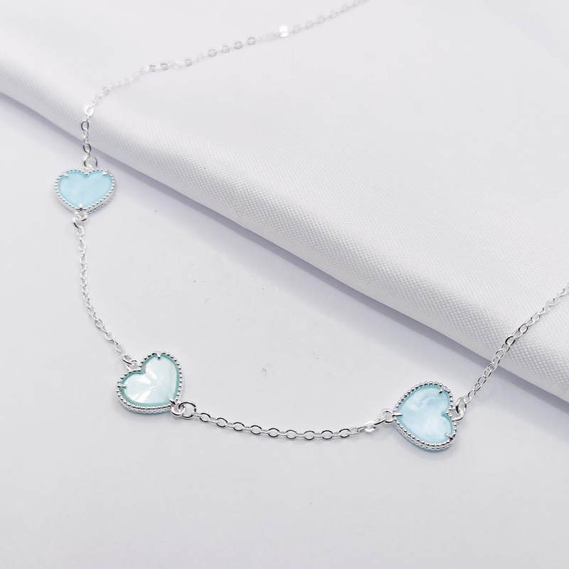 GARGANTILHA DOURADA CHOKER COM CORAÇÃO MADREPÉROLA AZUL 35CM