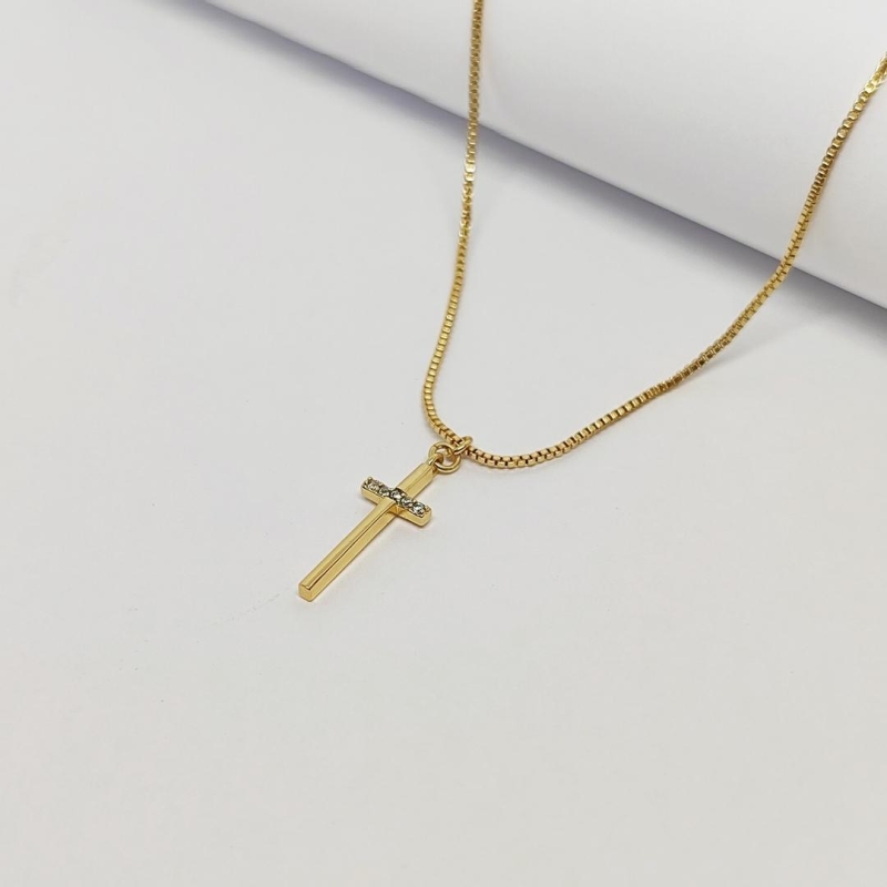 GARGANTILHA DOURADA CRUZ LISA DETALHADA EM ZIRCÔNIA 45CM