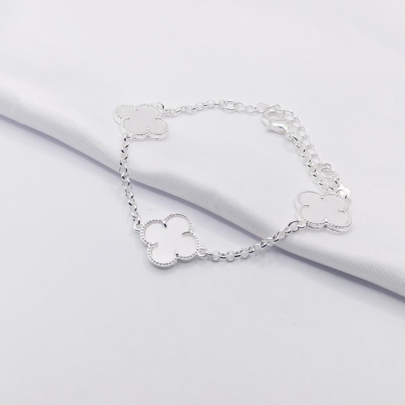 PULSEIRA PRATA COM INSPIRAÇÃO TREVO VAN CLEFF MADREPÉROLA