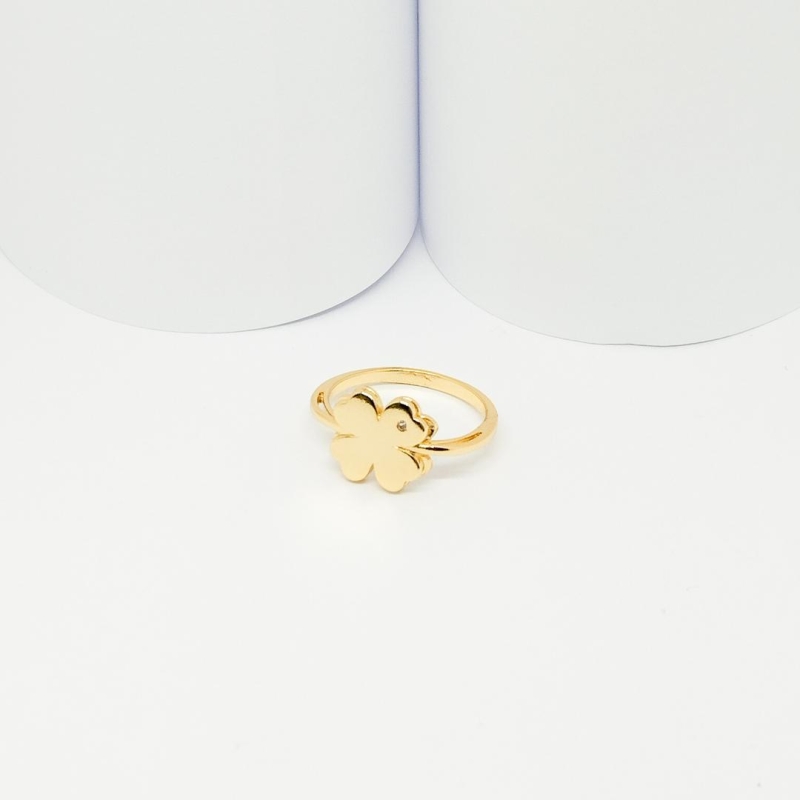 ANEL DOURADO TREVO LISO COM MINI PONTO DE LUZ