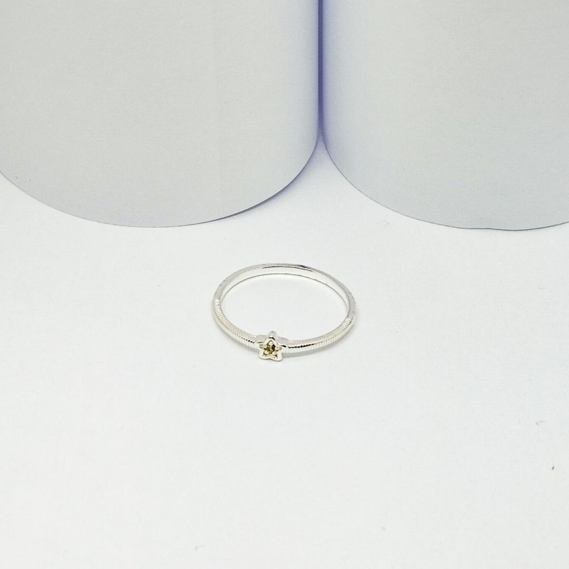 ANEL PRATA SOLITÁRIO COM ESTRELA E ARO DETALHADO
