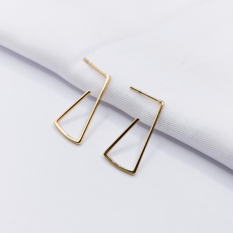 BRINCO DOURADO ARGOLA TRIANGULAR FIO LISO