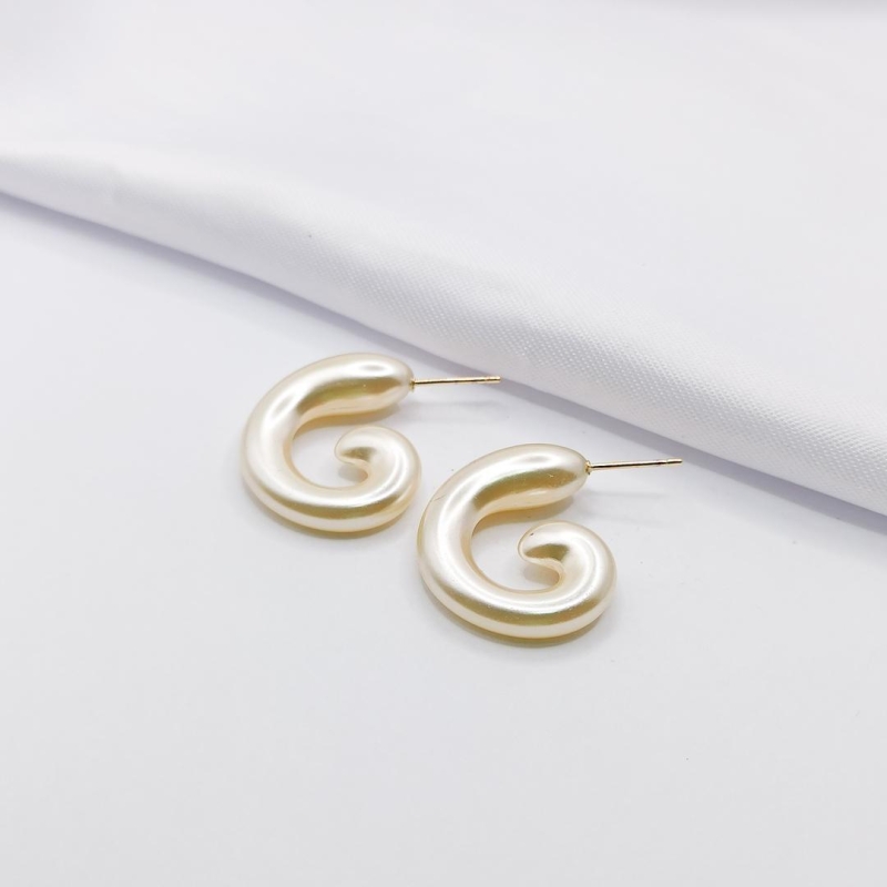 BRINCO DOURADO PÉROLA EM ESPIRAL