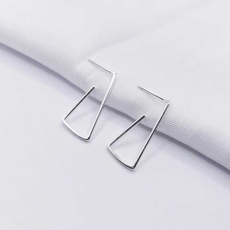 BRINCO PRATA ARGOLA TRIANGULAR FIO LISO