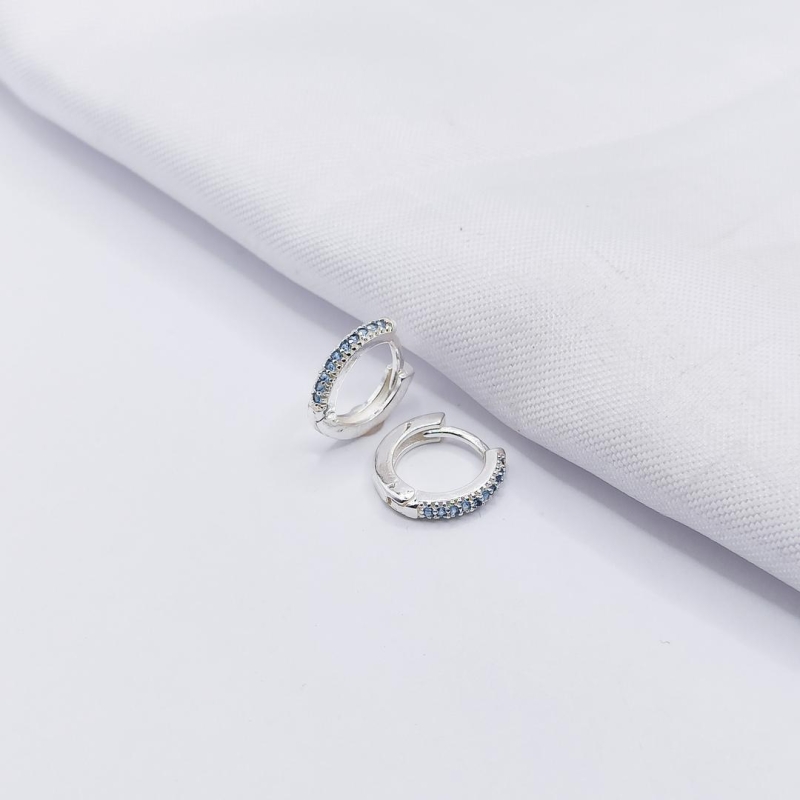 BRINCO PRATA ARGOLINHA CLICK UMA FILEIRA DE ZIRCÔNIA AZUL