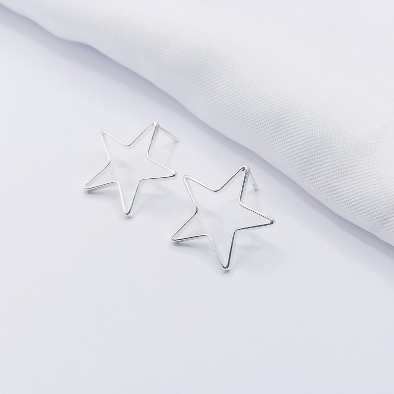 BRINCO PRATA ESTRELA LISA E VAZADA