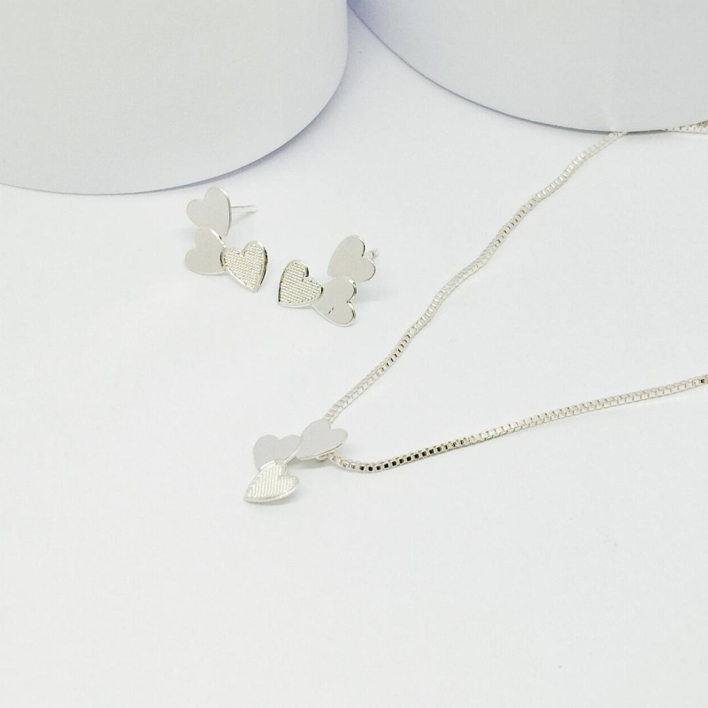 CONJUNTO PRATA TRÊS CORAÇÕES TEXTURIZADOS 45CM