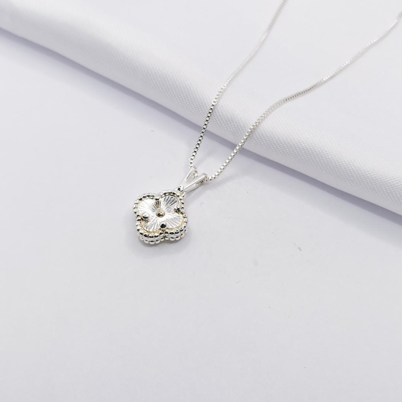 GARGANTILHA PRATA INSPIRAÇÃO TREVO VAN CLEEF DETALHADO 45CM