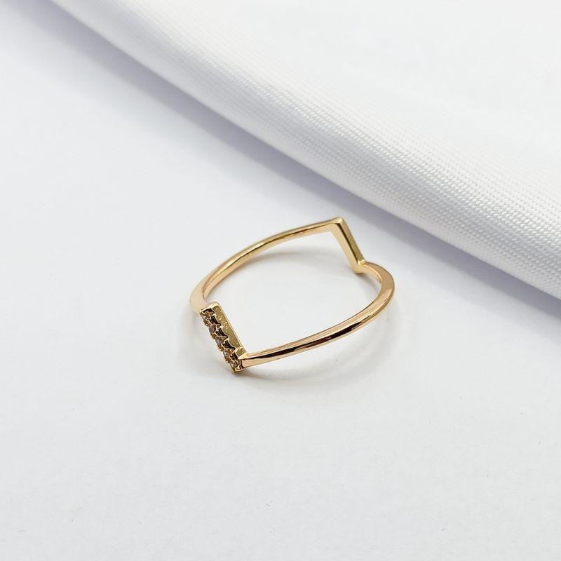 ANEL DOURADO ZIG-ZAG DETALHADO EM ZIRCÔNIA