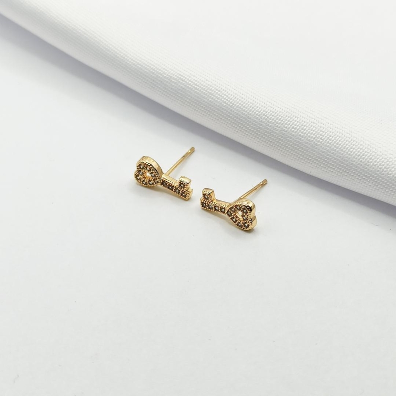 BRINCO DOURADO CHAVE CORAÇÃO CRAVEJADA