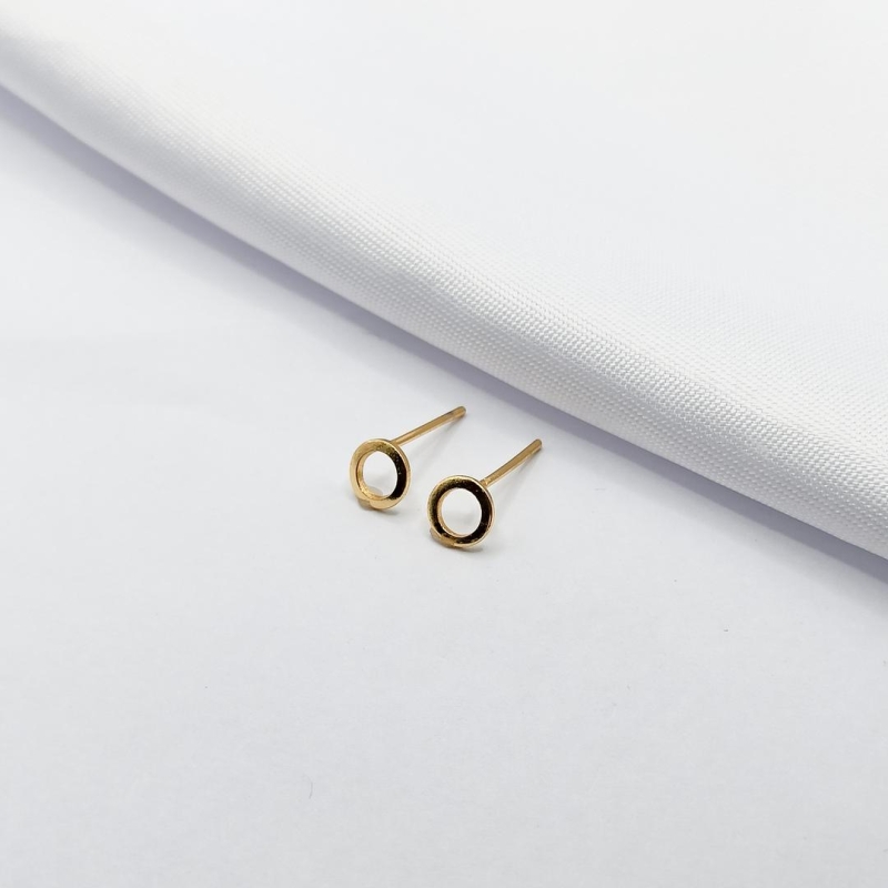 BRINCO DOURADO CIRCULO VAZADO E LISO M