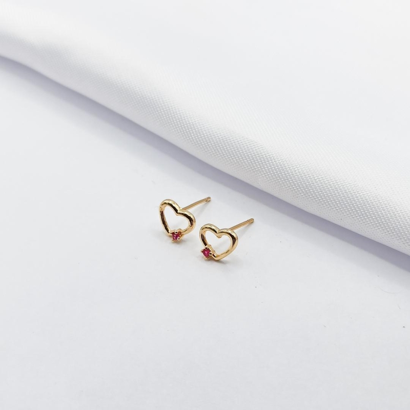 BRINCO DOURADO CORAÇÃO VAZADO E MINI PONTO DE LUZ ROSA