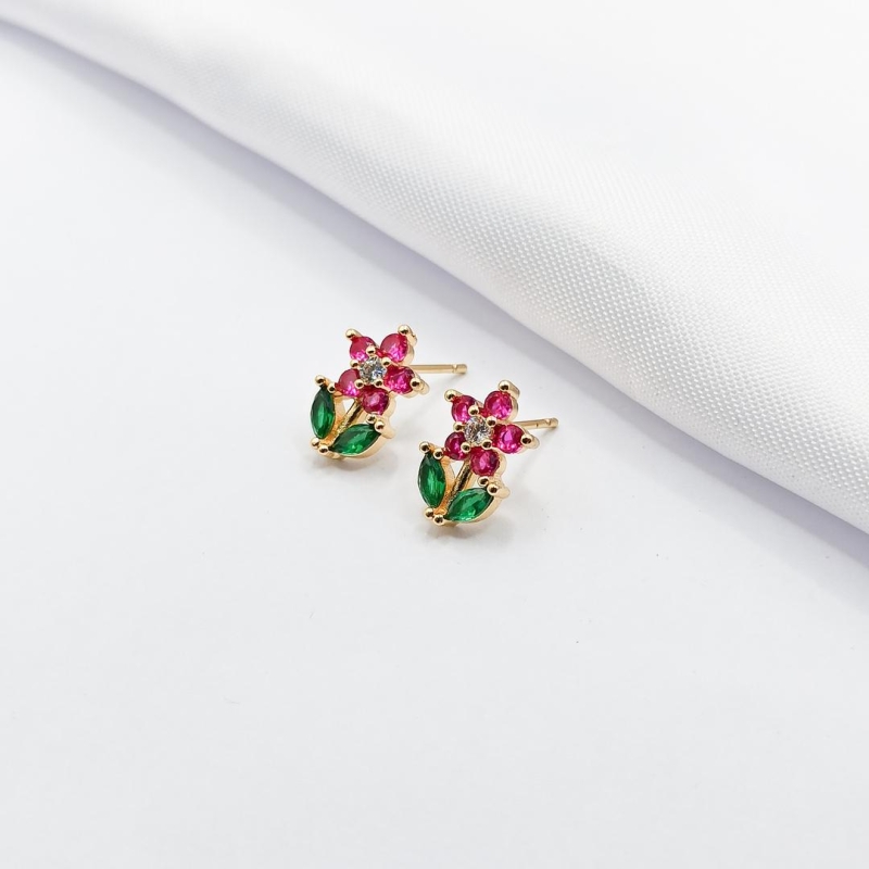 BRINCO DOURADO FLORZINHA COM ZIRCÔNIA ROSA E VERDE