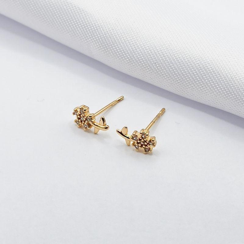 BRINCO DOURADO FLORZINHA CRAVEJADA
