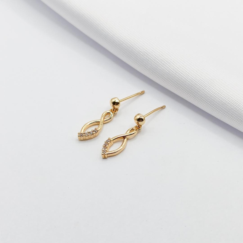 BRINCO DOURADO INFINITO ALONGADO DETALHADO EM ZIRCÔNIA