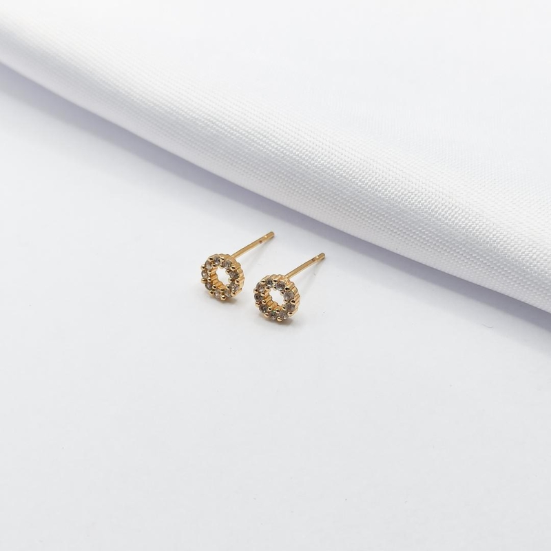 BRINCO DOURADO MINI CIRCULO VAZADO E CRAVEJADO