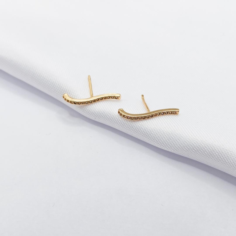 BRINCO DOURADO PALITO CURVADO COM UMA FILEIRA ZIRCÔNIA