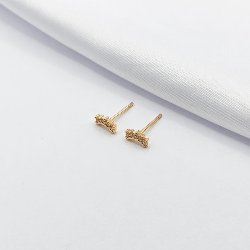 BRINCO DOURADO PALITO CURVADO EM ZIRCÔNIA
