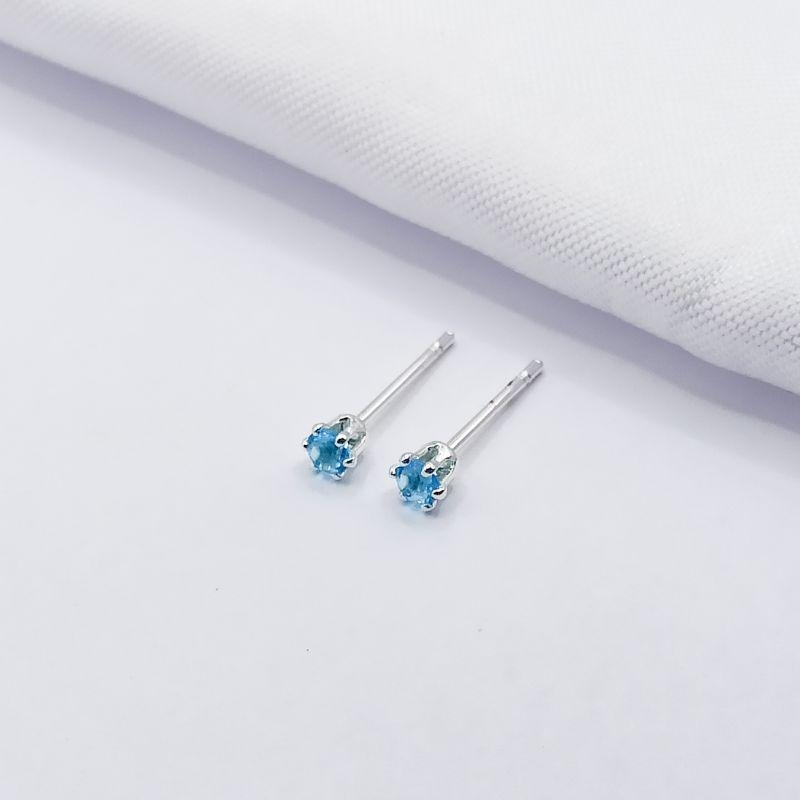 BRINCO PRATA PONTO DE LUZ AZUL P