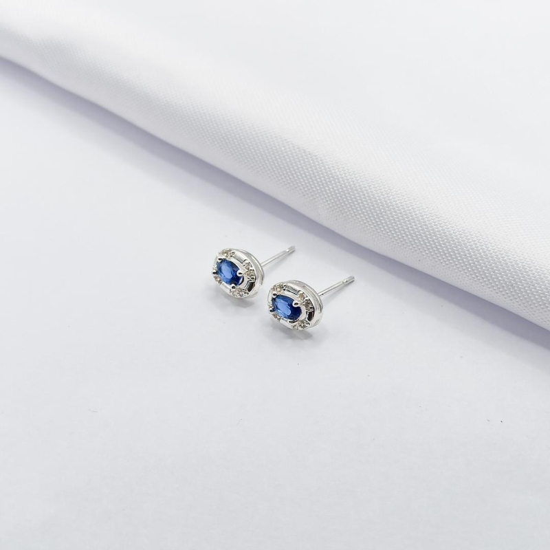 BRINCO PRATA PONTO DE LUZ OVAL AZUL COM BORDA CRAVEJADA