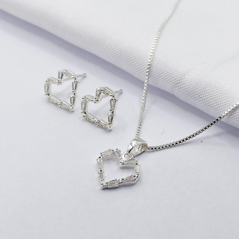 CONJUNTO PRATA CORAÇÃO VAZADO COM BAGUETE CRISTAL 45CM