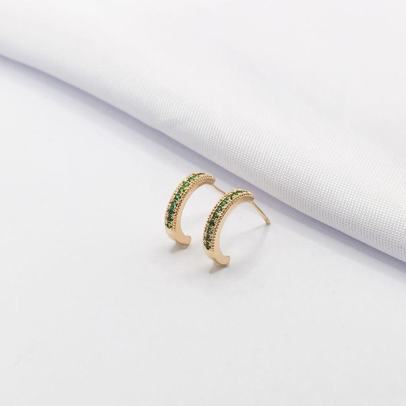 BRINCO DOURADO MEIA ARGOLA ZIRCÔNIA VERDE M