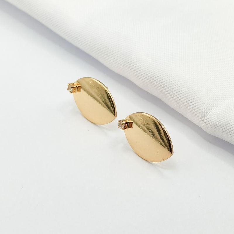 BRINCO DOURADO OVAL LISO COM MINI PONTO DE LUZ