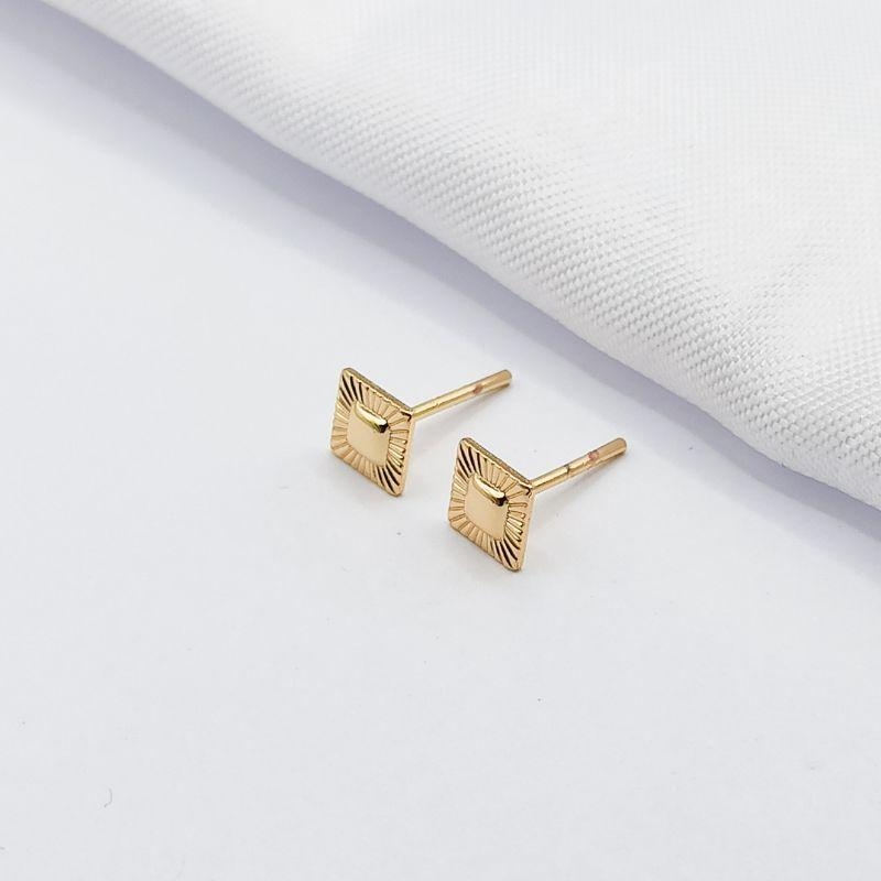 BRINCO DOURADO QUADRADO PLISSADO