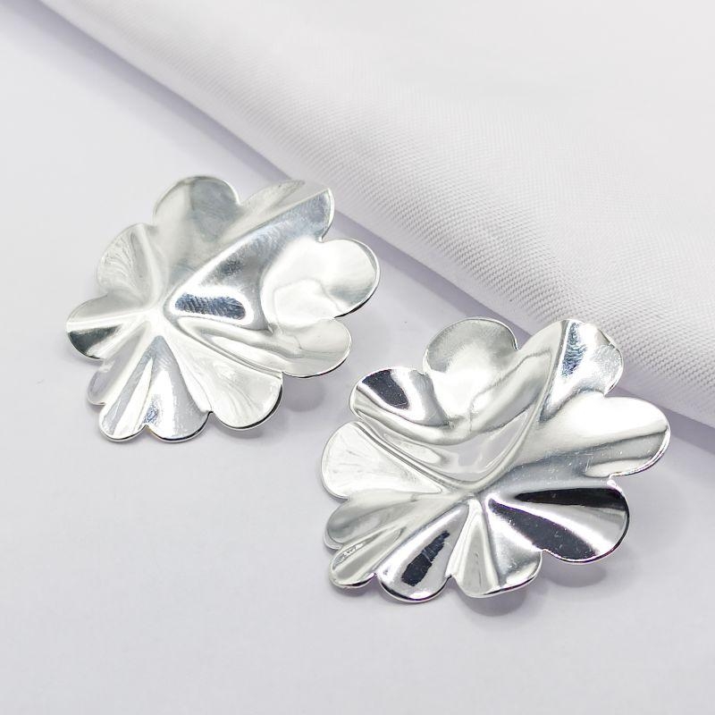 BRINCO PRATA FLOR AMASSADA